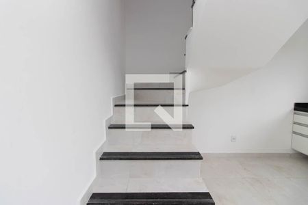 Escada de apartamento para alugar com 2 quartos, 60m² em Vila Isolina Mazzei, São Paulo