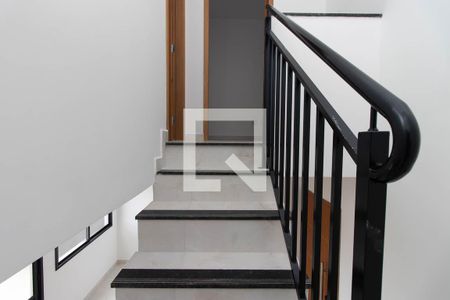 Escada de apartamento para alugar com 2 quartos, 60m² em Vila Isolina Mazzei, São Paulo