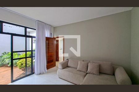 Sala de casa para alugar com 5 quartos, 255m² em Sagrada Família, Belo Horizonte