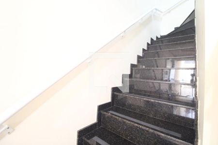 Escada de casa para alugar com 3 quartos, 125m² em Jardim Sabara, São Paulo