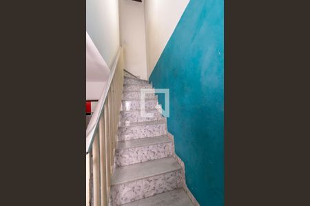 Sala - Acesso ao 2º andar de casa de condomínio à venda com 2 quartos, 75m² em Colégio, Rio de Janeiro