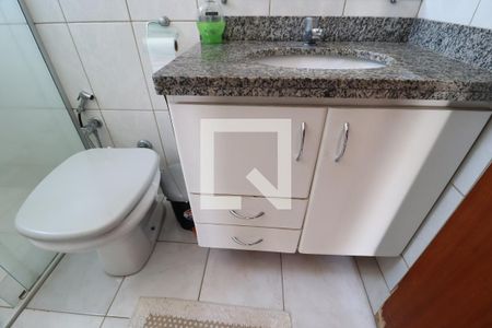 Banheiro do Quarto 1 de apartamento para alugar com 3 quartos, 70m² em Santa Mônica, Uberlândia