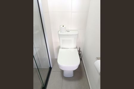 Banheiro de kitnet/studio para alugar com 1 quarto, 21m² em Pinheiros, São Paulo