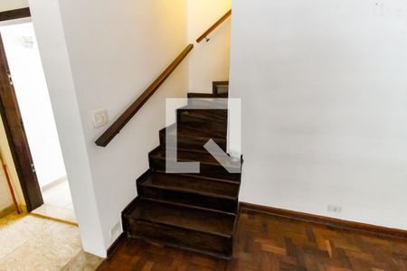 Escada acesso quartos de casa para alugar com 3 quartos, 250m² em Vila Progredior, São Paulo