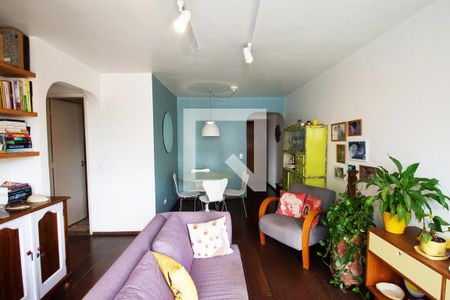 Sala de estar de apartamento à venda com 2 quartos, 60m² em Pinheiros, São Paulo