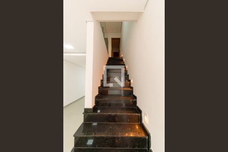 Escada de casa à venda com 3 quartos, 137m² em Jardim Vila Formosa, São Paulo