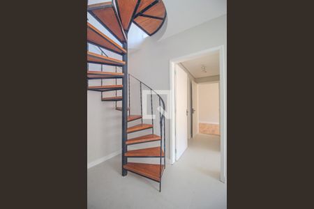 Escada de apartamento à venda com 3 quartos, 116m² em Menino Deus, Porto Alegre