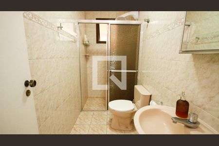 Banheiro da Suíte 1 de apartamento para alugar com 2 quartos, 80m² em Vila Assuncao, Praia Grande