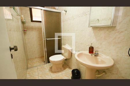 Banheiro da Suíte 1 de apartamento para alugar com 2 quartos, 80m² em Vila Assuncao, Praia Grande