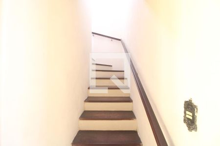 Escada de casa para alugar com 3 quartos, 160m² em Jardim Lallo, São Paulo