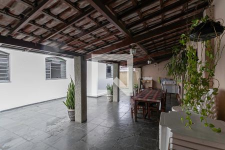 Quintal de casa à venda com 3 quartos, 245m² em Ouro Preto, Belo Horizonte