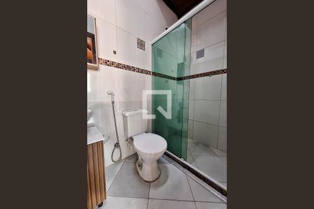 Banheiro da Suíte 1 de casa de condomínio para alugar com 1 quarto, 70m² em Itaipu, Niterói