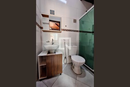 Banheiro da Suíte 1 de casa de condomínio para alugar com 1 quarto, 70m² em Itaipu, Niterói