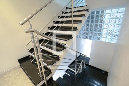 Escada de casa de condomínio para alugar com 3 quartos, 280m² em Parque Santana, Mogi das Cruzes