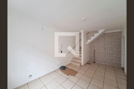 Sala de casa de condomínio para alugar com 2 quartos, 90m² em Jardim Carlu, São Paulo