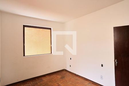 Suíte de casa à venda com 7 quartos, 400m² em Sagrada Família, Belo Horizonte