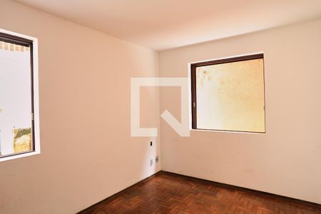 Suíte de casa à venda com 7 quartos, 400m² em Sagrada Família, Belo Horizonte