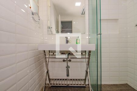 Banheiro de apartamento à venda com 1 quarto, 55m² em Vila Ipiranga, Porto Alegre