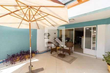 Quintal de casa à venda com 3 quartos, 154m² em Campo Novo, Porto Alegre