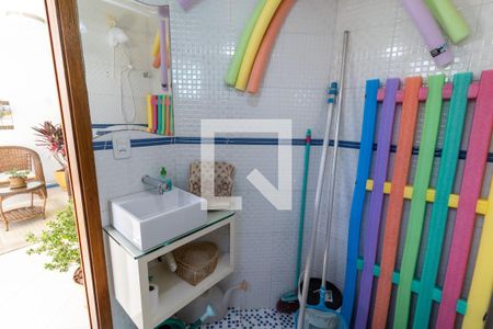 Banheiro 1 de casa à venda com 3 quartos, 154m² em Campo Novo, Porto Alegre