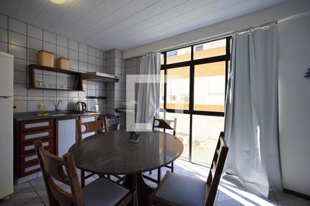 Sala - Cozinha de apartamento para alugar com 1 quarto, 40m² em Cachoeira do Bom Jesus, Florianópolis