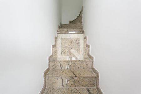 Escada  de casa para alugar com 2 quartos, 70m² em Parque Savoi City, São Paulo