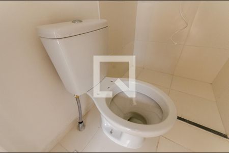 Banheiro de kitnet/studio para alugar com 1 quarto, 18m² em Jardim Jaragua (sao Domingos), São Paulo