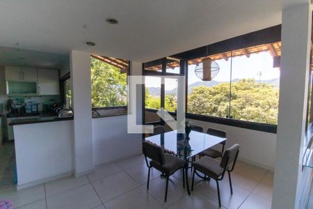 Sala de casa à venda com 4 quartos, 193m² em Itaipu, Niterói
