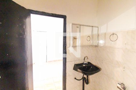 Banheiro de casa para alugar com 1 quarto, 20m² em Jardim Nélia, São Paulo