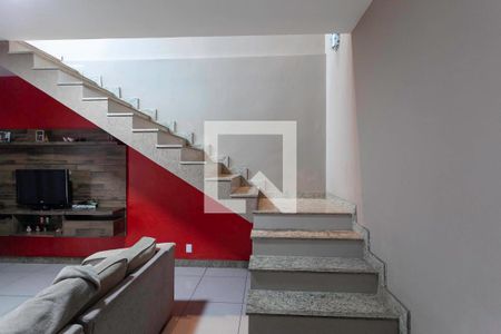 Escada de casa à venda com 4 quartos, 320m² em Parque Xangri-lá, Contagem