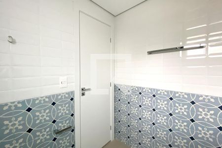 Banheiro de kitnet/studio para alugar com 1 quarto, 49m² em Santa Tereza, Belo Horizonte