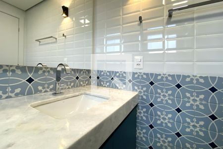 Banheiro de kitnet/studio para alugar com 1 quarto, 49m² em Santa Tereza, Belo Horizonte