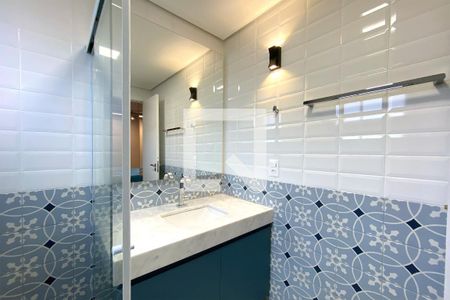 Banheiro de kitnet/studio para alugar com 1 quarto, 49m² em Santa Tereza, Belo Horizonte