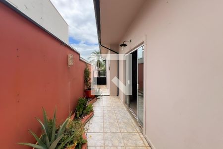 Corredor Lateral de casa de condomínio para alugar com 4 quartos, 296m² em Santa Cruz, Valinhos