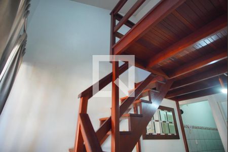 Escada - Acesso Mezanino de casa de condomínio à venda com 3 quartos, 70m² em Jardim Dona Leopoldina, Porto Alegre
