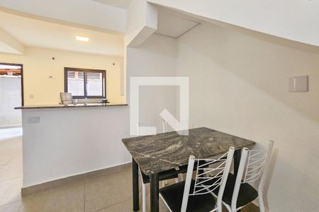 Sala de casa para alugar com 2 quartos, 70m² em Balneario Praia do Perequê, Guarujá