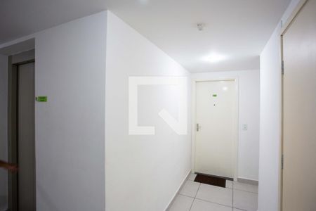 Hall de entrada de apartamento à venda com 2 quartos, 44m² em Canhema, Diadema