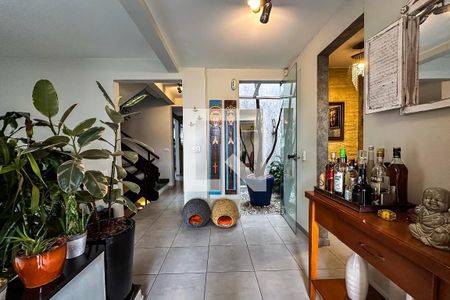 Sala de casa à venda com 5 quartos, 254m² em Vila Bertioga, São Paulo