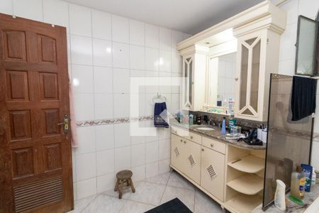 Banheiro da Suíte de casa para alugar com 5 quartos, 300m² em Jardim Sulacap, Rio de Janeiro