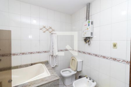 Banheiro da Suíte de casa para alugar com 5 quartos, 300m² em Jardim Sulacap, Rio de Janeiro