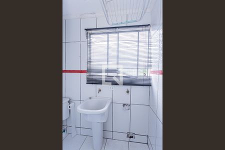 Banheiro e área de serviço - suite de casa para alugar com 1 quarto, 25m² em Vila Souza, São Paulo