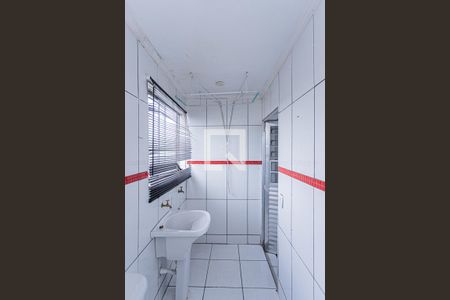 Banheiro e área de serviço - suite de casa para alugar com 1 quarto, 25m² em Vila Souza, São Paulo