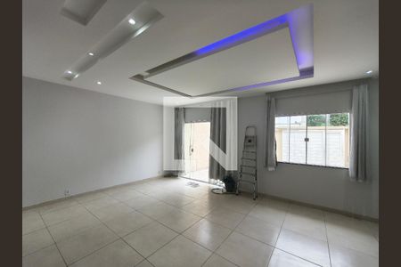 Casa de Condomínio para alugar com 3 quartos, 230m² em Taquara, Rio de Janeiro