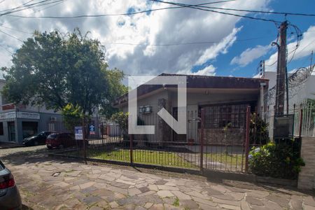 Fachada de casa à venda com 3 quartos, 300m² em Cavalhada, Porto Alegre