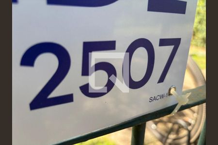 Plaquinha Instalada código SACW-144 de apartamento para alugar com 3 quartos, 70m² em Humaitá, Porto Alegre