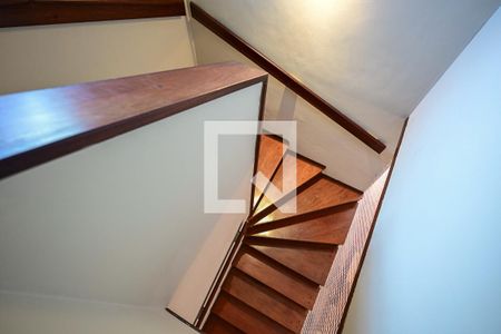 Escada de casa de condomínio para alugar com 3 quartos, 200m² em Jardim Ampliacao, São Paulo