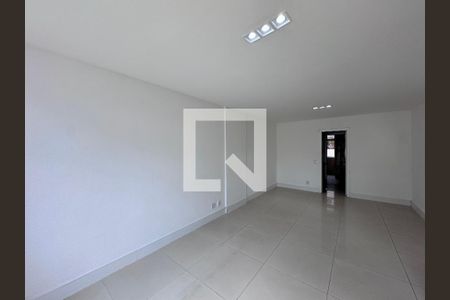 Sala de casa de condomínio para alugar com 3 quartos, 480m² em Recreio dos Bandeirantes, Rio de Janeiro