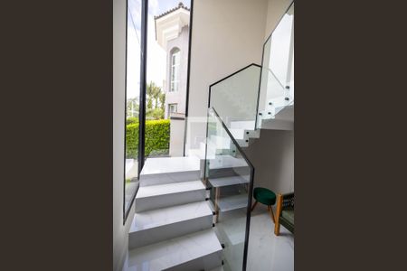 Escada de acesso de casa de condomínio para alugar com 3 quartos, 358m² em Suru, Barueri