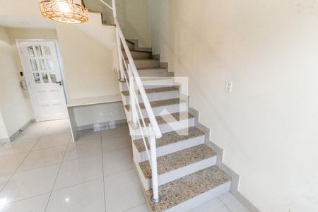 Escada acesso quartos de casa de condomínio para alugar com 3 quartos, 165m² em Jardim Ampliacao, São Paulo