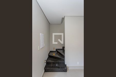 Escada de casa à venda com 3 quartos, 200m² em Parque Sao Domingos, São Paulo